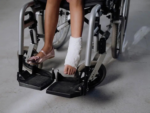 Potřebují obyčejní lidé také přizpůsobené invalidní vozíky? Jaký je rozdíl mezi běžným invalidním vozíkem a vlastním?